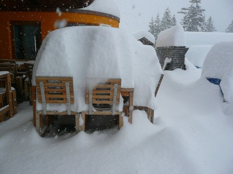 Le retour de la neige sème la pagaille en Suisse alémanique