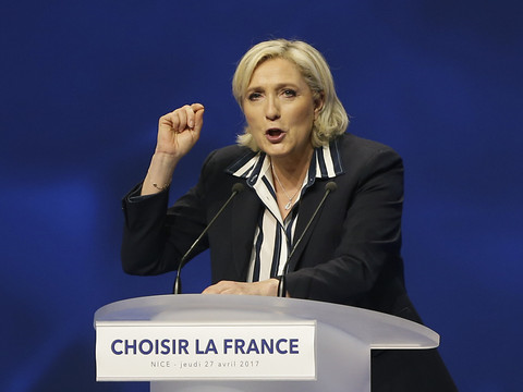 Le Pen exhorte la gauche radicale à 