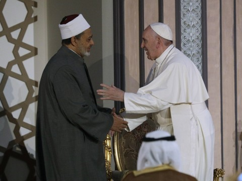 Le pape au Caire pour renouer le dialogue avec l'islam
