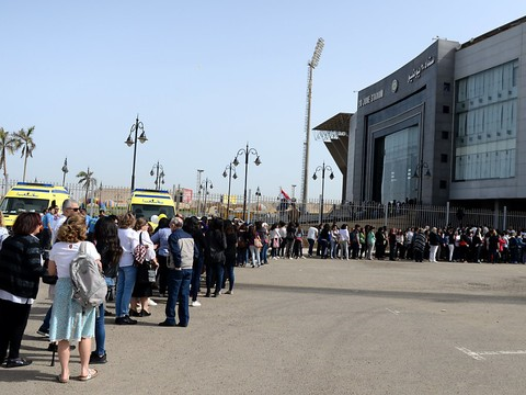 Des milliers de fidèles se rendent au stade du Caire pour la messe du pape