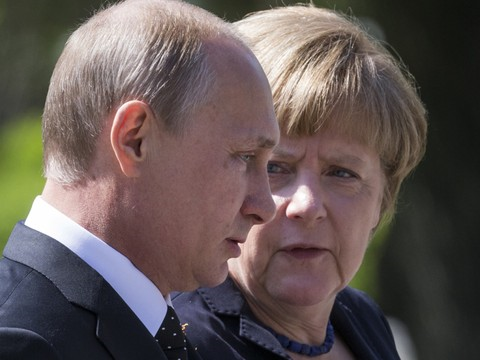 A Sotchi, Poutine rencontre Merkel pour une reprise du dialogue