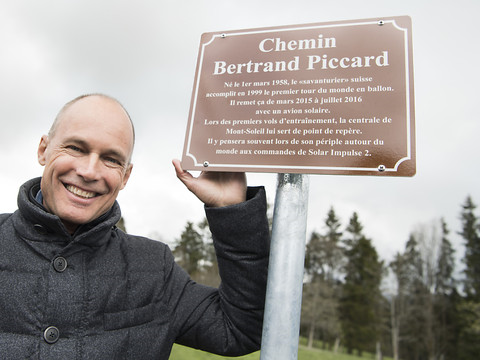Un chemin porte le nom de Bertrand Piccard au Mont-Soleil (BE)