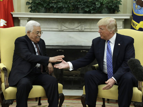 Donald Trump accueille Mahmoud Abbas à la Maison Blanche