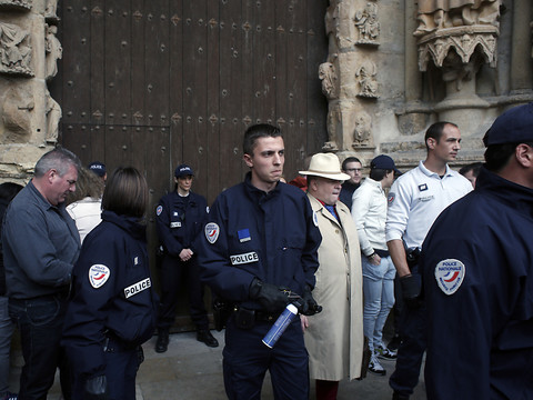 Marine Le Pen chahutée lors d'une visite à la cathédrale de Reims