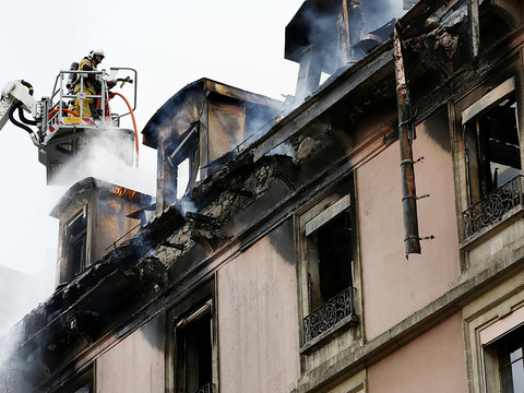 Un immeuble des Pâquis (GE) détruit par les flammes