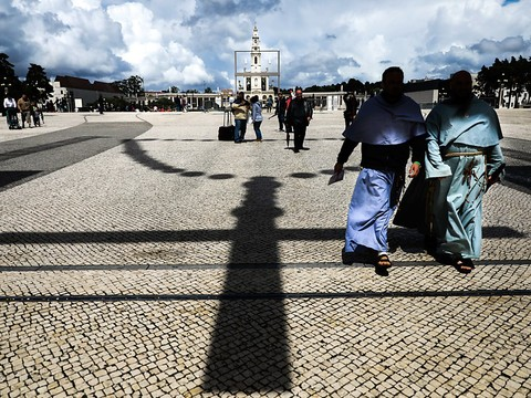 Le pape attendu à Fatima par une foule de pèlerins fervents