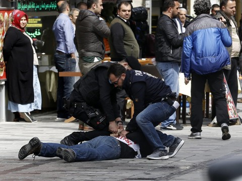 D'anciens employés de la Bourse et un rédacteur en chef arrêtés