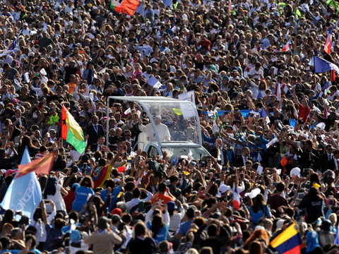 Le pape acclamé par la foule à son arrivée à Fatima au Portugal