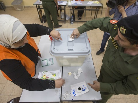 Début des municipales palestiniennes, limitées à la Cisjordanie