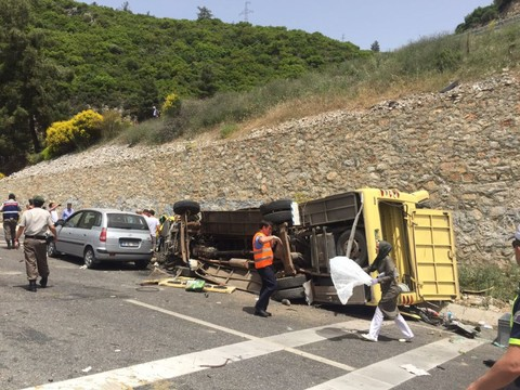Un bus s'écrase en contrebas d'une route, au moins 23 morts