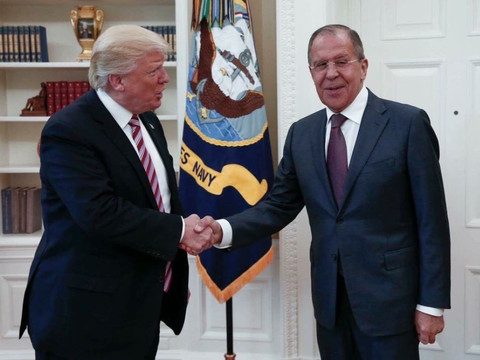 Trump défend son droit de partager des informations avec Moscou