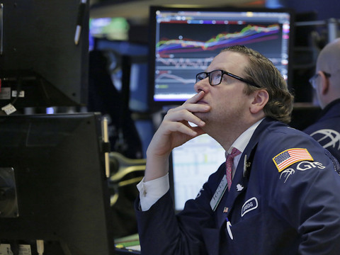 Wall Street plombée par les polémiques autour de Trump