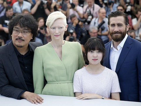 Des sifflets aux applaudissements: première mouvementée pour 