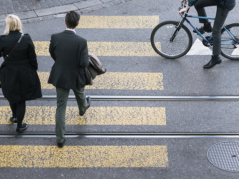 Feux rouges trop longs à Lausanne et Genève, trop de voitures à La Chaux-de-Fonds
