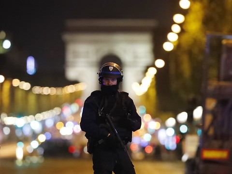 Attentat des Champs-Elysées: un complice présumé inculpé et écroué