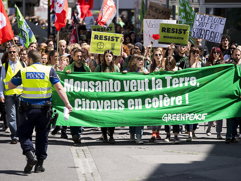 Plus de 2800 personnes contre l'agrochimie à Bâle et Morges (VD)