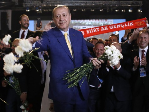 Recep Tayyip Erdogan redevient chef du parti au pouvoir