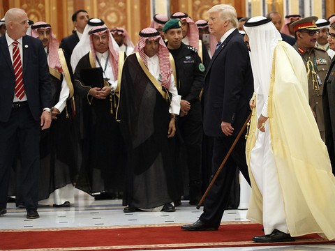 A Ryad, Donald Trump appelle à 