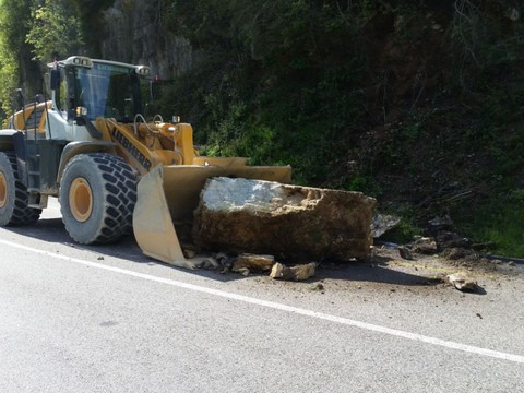 Roche de plus de 8 tonnes sur la route près de Laufon (BL)
