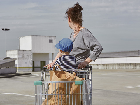 Toujours moins de femmes au foyer en Suisse