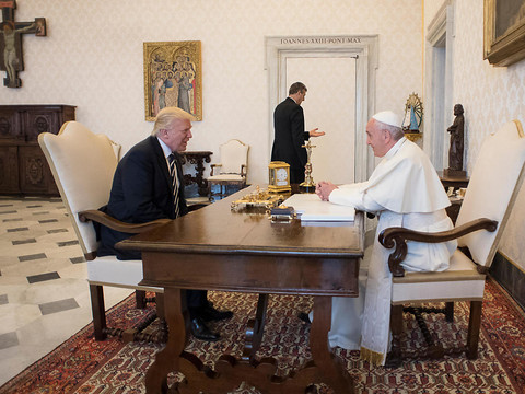 Le pape François demande à Trump d'être un homme de paix