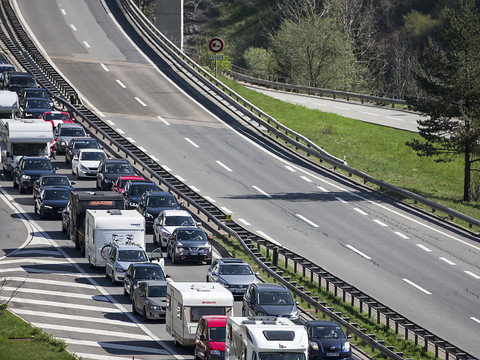Beau temps et six kilomètres de bouchons au tunnel du Gothard