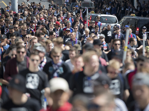 Les supporters de Sion et Bâle déferlent sur Genève