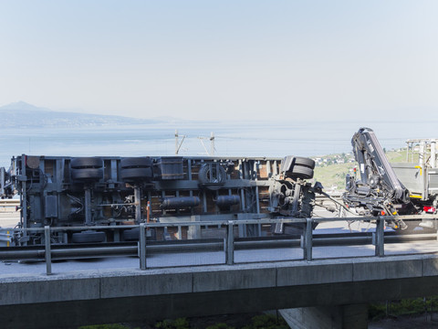 VD: un chargement de huit tonnes tombe d'une remorque sur l'A9