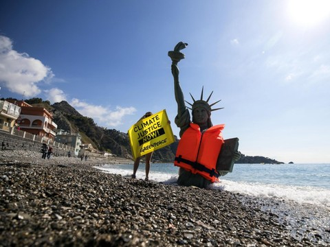 Les anti-G7 tentent d'attirer l'attention des médias