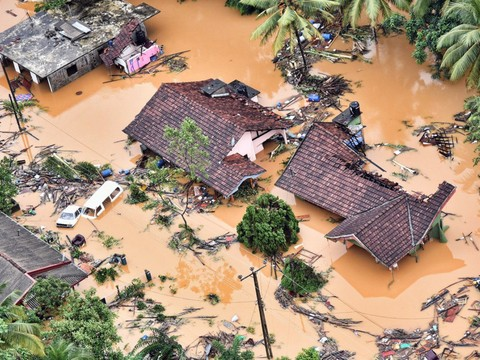 Plus de 90 morts dans des inondations et glissements de terrain