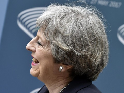 La campagne électorale reprend, réseau derrière l'attentat de Manchester quasi démantelé