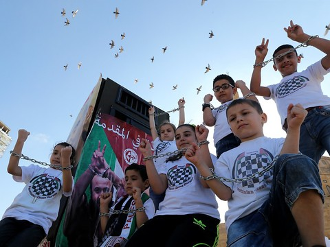 Les prisonniers palestiniens arrêtent leur grève de la faim