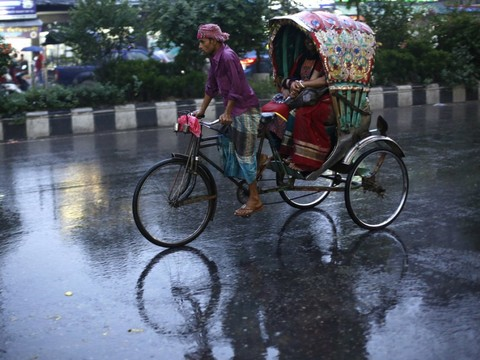 Bangladesh: 600'000 évacuations face au cyclone Mora