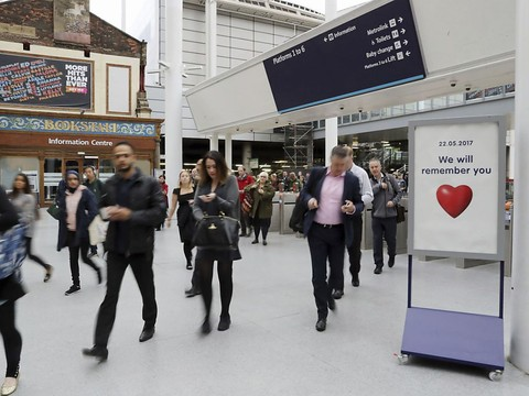 La vie reprend peu à peu à Manchester, l'enquête 