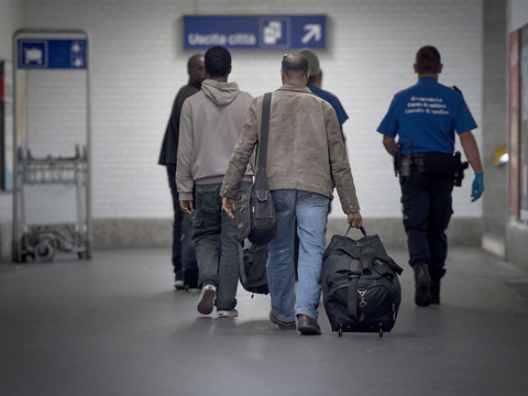 Réfugiés et détenteurs de permis F doivent être privés de voyage