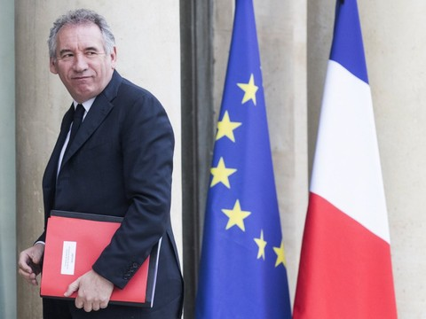 Bayrou: restaurer la confiance des citoyens dans l'action publique