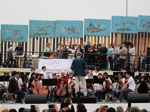 Concert symbolique à la frontière mexicaine contre le mur de Trump