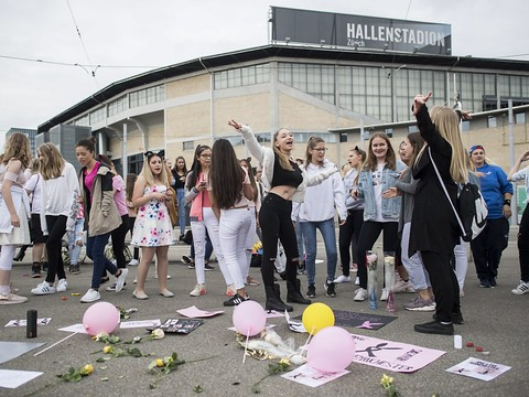 Attentat de Manchester: les fans suisses d'Ariana Grande se réunissent à Zurich