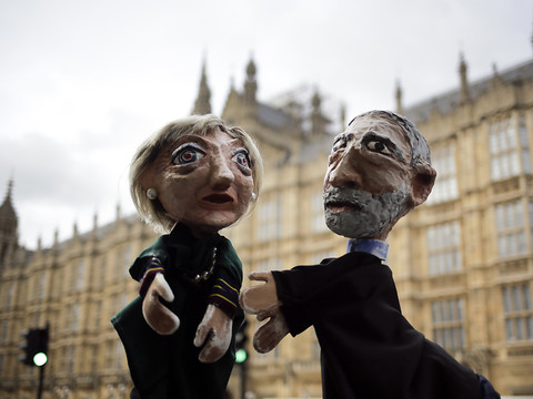 Les conservateurs de Theresa May en tête (projections)