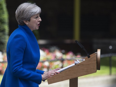 Sans majorité absolue, la Première ministre britannique reconduit son gouvernement