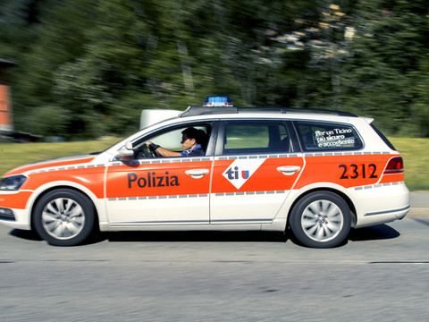 Collision entre deux voitures de police au Tessin - Un agent blessé