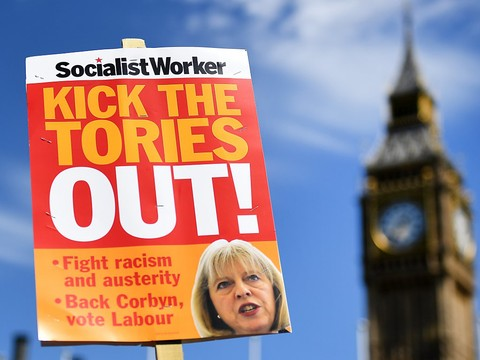 Theresa May, fragilisée, sacrifie ses lieutenants