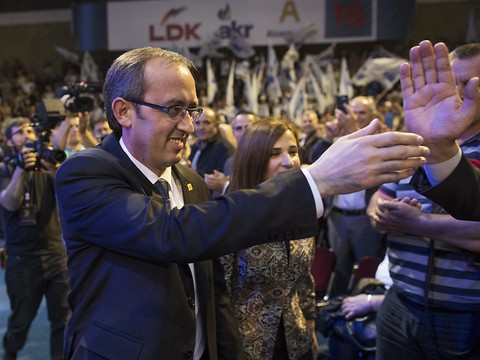 Les Kosovars votent avec la justice internationale en tête