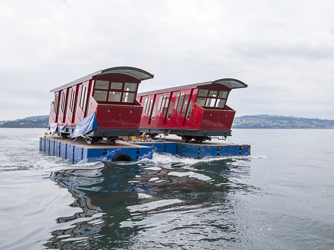 Installation des cabines du nouveau funiculaire du Bürgenstock