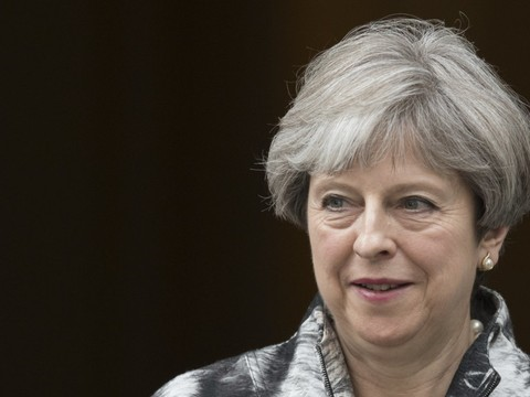 May défie les appels à la démission, veut continuer à gouverner