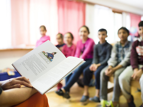 Caritas Suisse critique le traitement des enfants réfugiés