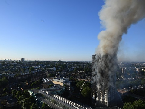 Gigantesque incendie à Londres: au moins douze morts