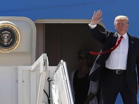 Etats-Unis: près de 200 élus démocrates déposent plainte contre Trump