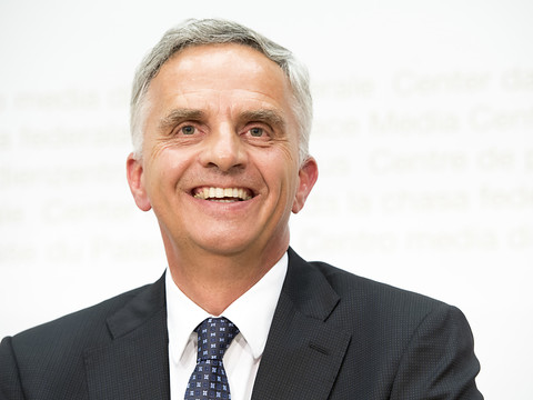 La démission de D. Burkhalter prend tous les partis de court