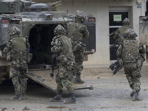 Vers un durcissement pour passer de l'armée au service civil